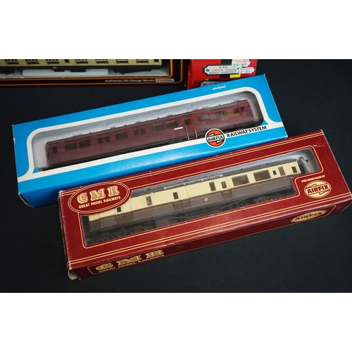 65 - 30 Boxed OO gauge items of rolling stock to include 25 x Hornby / Triang, 3 x Palitoy Mainline, 2 x ... 