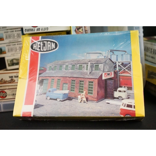 67 - Around 40 boxed & unbuilt OO / HO gauge plastic model kits to include 30 x Airfix, 6 x Heljan (all s... 