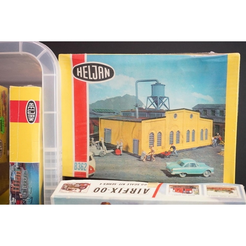 67 - Around 40 boxed & unbuilt OO / HO gauge plastic model kits to include 30 x Airfix, 6 x Heljan (all s... 