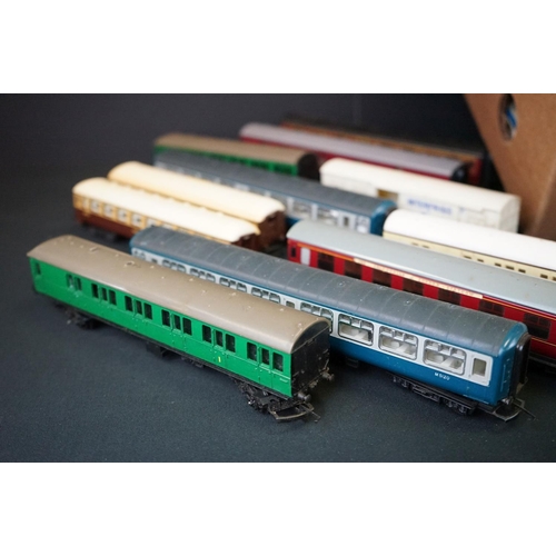 70 - Around 60 OO / HO gauge items of rolling stock to include Hornby Dublo, Triang, Hornby, Lima etc