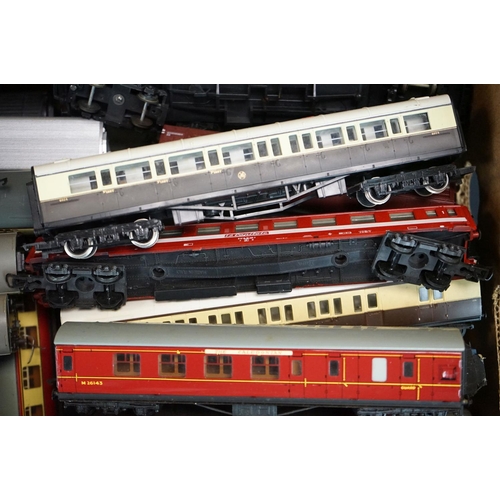 70 - Around 60 OO / HO gauge items of rolling stock to include Hornby Dublo, Triang, Hornby, Lima etc