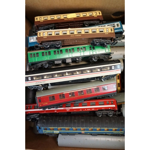 70 - Around 60 OO / HO gauge items of rolling stock to include Hornby Dublo, Triang, Hornby, Lima etc