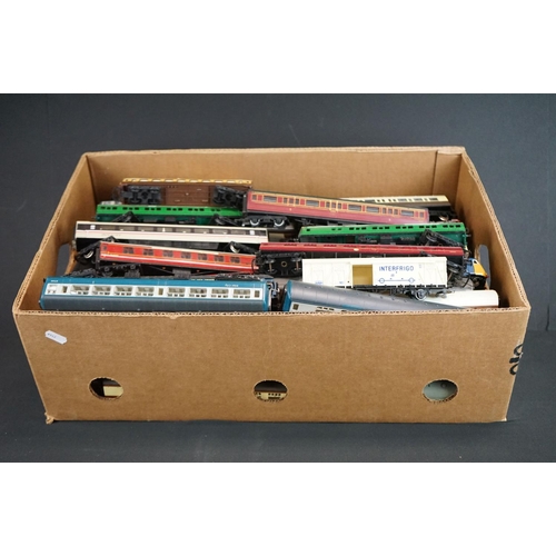 70 - Around 60 OO / HO gauge items of rolling stock to include Hornby Dublo, Triang, Hornby, Lima etc