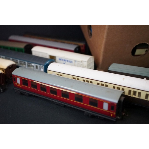 70 - Around 60 OO / HO gauge items of rolling stock to include Hornby Dublo, Triang, Hornby, Lima etc