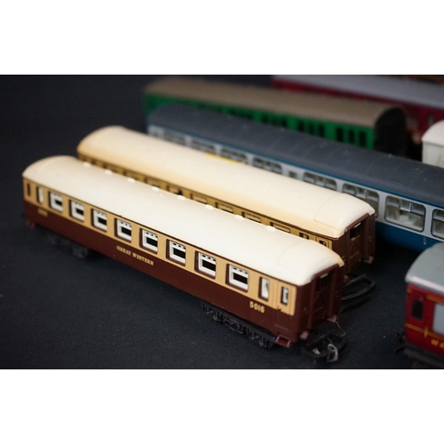 70 - Around 60 OO / HO gauge items of rolling stock to include Hornby Dublo, Triang, Hornby, Lima etc