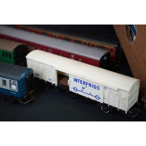 70 - Around 60 OO / HO gauge items of rolling stock to include Hornby Dublo, Triang, Hornby, Lima etc