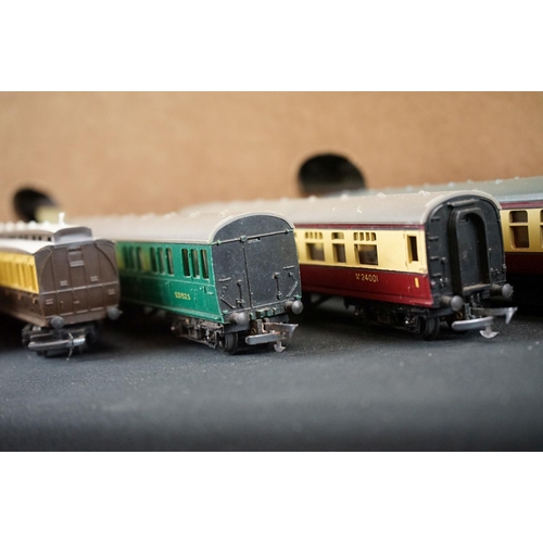 70 - Around 60 OO / HO gauge items of rolling stock to include Hornby Dublo, Triang, Hornby, Lima etc