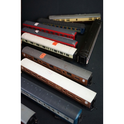 70 - Around 60 OO / HO gauge items of rolling stock to include Hornby Dublo, Triang, Hornby, Lima etc