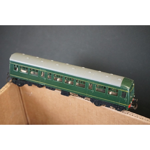 70 - Around 60 OO / HO gauge items of rolling stock to include Hornby Dublo, Triang, Hornby, Lima etc