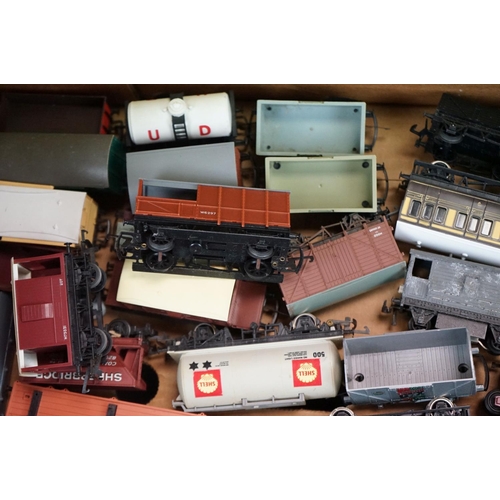 71 - Around 55 OO gauge items of rolling stock to include Triang, Bachmann, Mainline, Jouef, Hornby etc, ... 