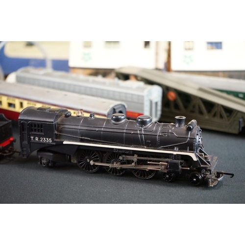 199 - Quantity of OO gauge & Hornby Dublo model railway to include Triang 4-6-2 TR2335 locomotive, 8 x ite... 