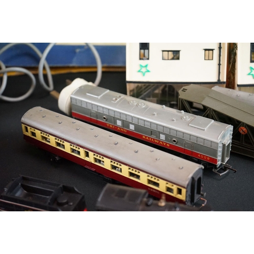 199 - Quantity of OO gauge & Hornby Dublo model railway to include Triang 4-6-2 TR2335 locomotive, 8 x ite... 