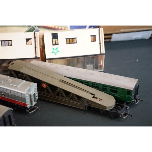 199 - Quantity of OO gauge & Hornby Dublo model railway to include Triang 4-6-2 TR2335 locomotive, 8 x ite... 