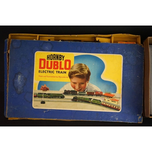 199 - Quantity of OO gauge & Hornby Dublo model railway to include Triang 4-6-2 TR2335 locomotive, 8 x ite... 