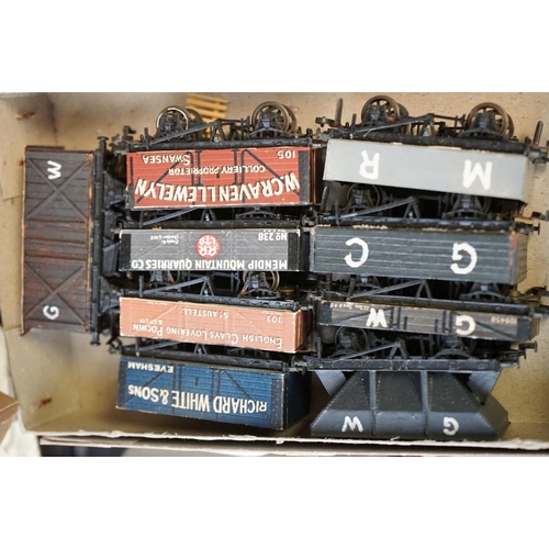 202 - Collection of various OO / HO gauge model railway to include kit built locomotives, spares and repai... 