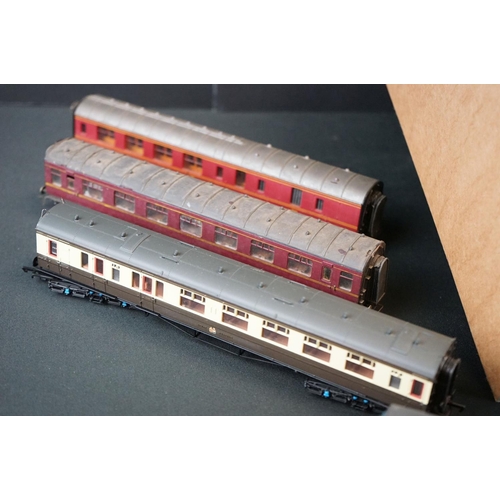 207 - 32 OO gauge items of rolling stock, mainly coaches featuring Kitmaster, Triang etc