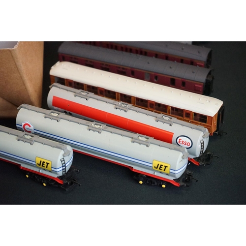 207 - 32 OO gauge items of rolling stock, mainly coaches featuring Kitmaster, Triang etc