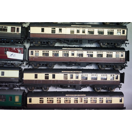 207 - 32 OO gauge items of rolling stock, mainly coaches featuring Kitmaster, Triang etc