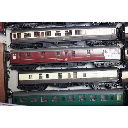 207 - 32 OO gauge items of rolling stock, mainly coaches featuring Kitmaster, Triang etc