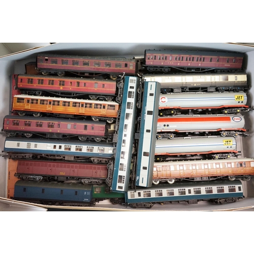 207 - 32 OO gauge items of rolling stock, mainly coaches featuring Kitmaster, Triang etc