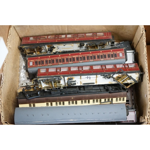 208 - Quantity of OO gauge model railway accessories to include kit built locos & rolling stock, spares, p... 