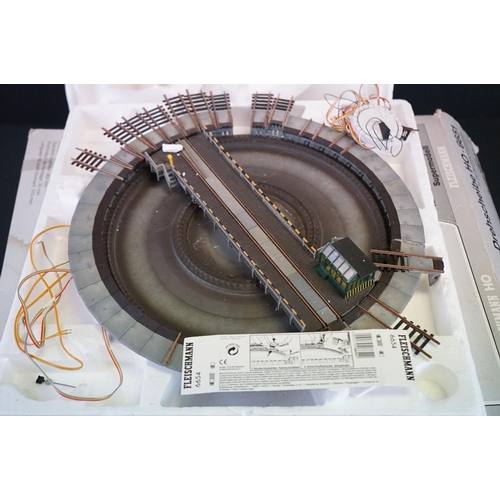 219 - Boxed Fleischmann HO gauge 6651 Elektro Drehscheibe turntable plus 2 x boxed Peco track straights, o... 