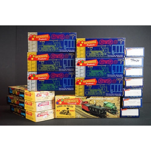 73 - 17 Boxed Roundhouse HO gauge rolling stock kits, features unbuilt, part built and built examples in ... 