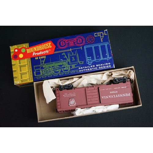 73 - 17 Boxed Roundhouse HO gauge rolling stock kits, features unbuilt, part built and built examples in ... 