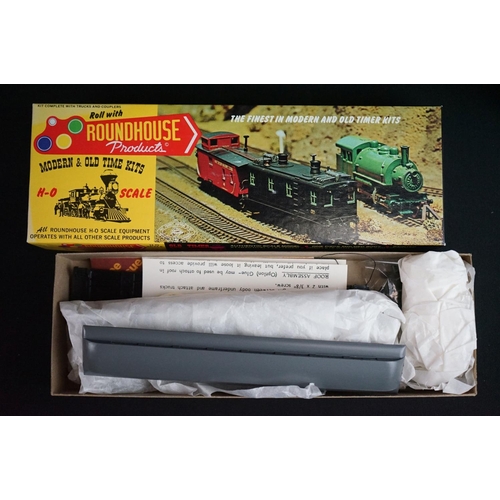 73 - 17 Boxed Roundhouse HO gauge rolling stock kits, features unbuilt, part built and built examples in ... 