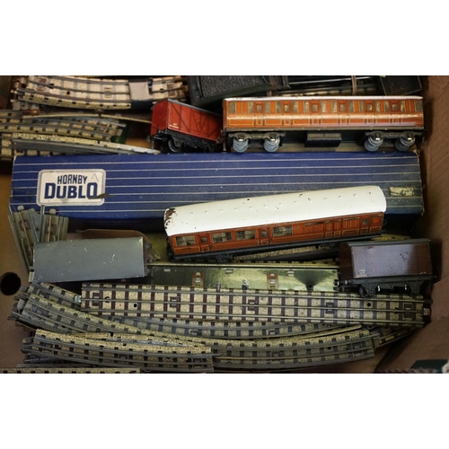 77 - Collection of Hornby Dublo 3 rail model railway to include locomotives, boxed TPO Mail Van Set, roll... 