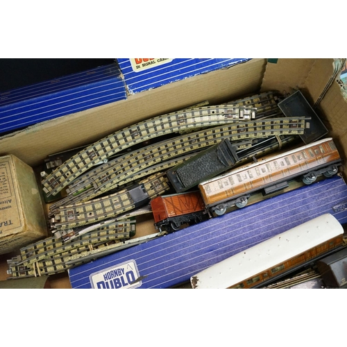 77 - Collection of Hornby Dublo 3 rail model railway to include locomotives, boxed TPO Mail Van Set, roll... 