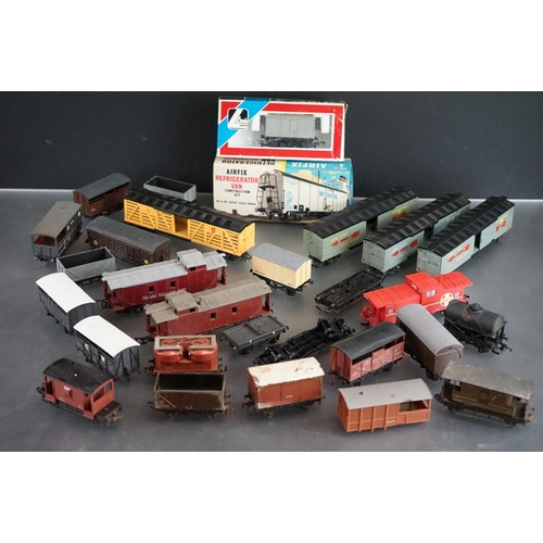 81 - Around 28 OO gauge items of rolling stock to include Triang, Airfix, kit built examples etc