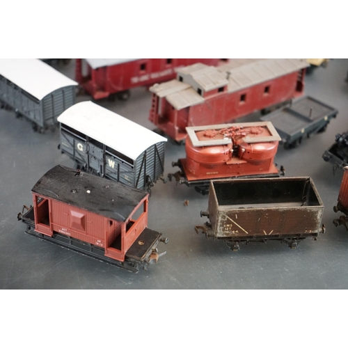 81 - Around 28 OO gauge items of rolling stock to include Triang, Airfix, kit built examples etc