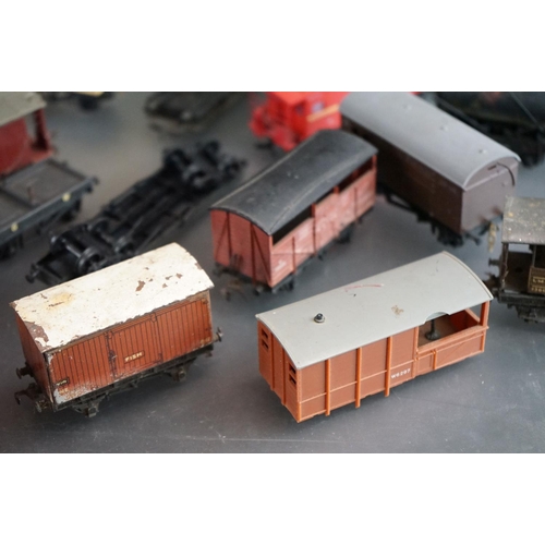 81 - Around 28 OO gauge items of rolling stock to include Triang, Airfix, kit built examples etc