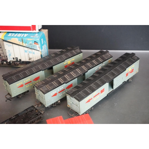 81 - Around 28 OO gauge items of rolling stock to include Triang, Airfix, kit built examples etc