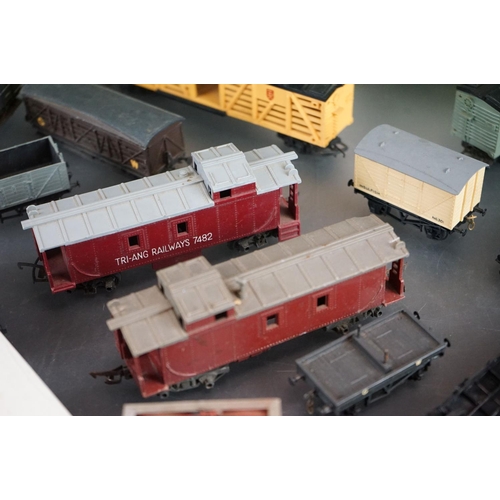 81 - Around 28 OO gauge items of rolling stock to include Triang, Airfix, kit built examples etc