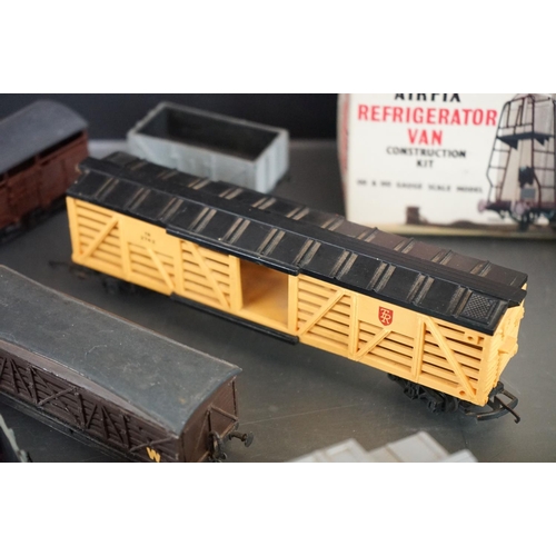 81 - Around 28 OO gauge items of rolling stock to include Triang, Airfix, kit built examples etc