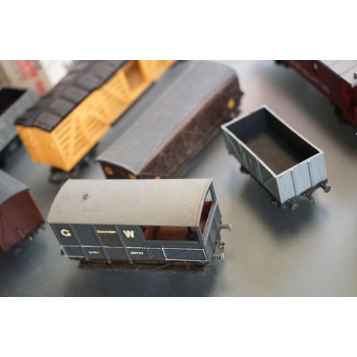 81 - Around 28 OO gauge items of rolling stock to include Triang, Airfix, kit built examples etc