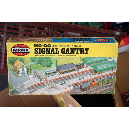 83 - Quantity of OO gauge model railway accessories to include boxed locomotives, scenery, trackside buil... 