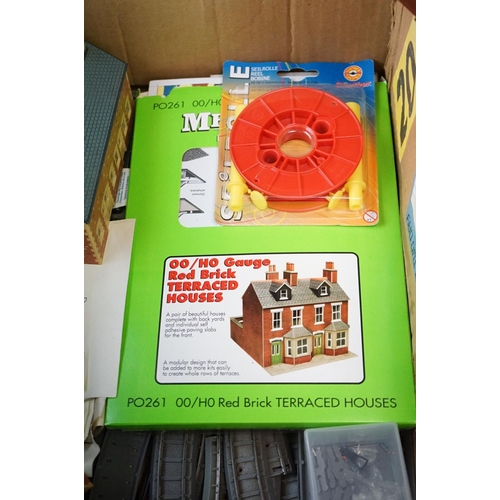 83 - Quantity of OO gauge model railway accessories to include boxed locomotives, scenery, trackside buil... 