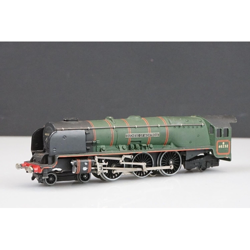 242 - Two boxed Hornby Dublo locomotives to include EDLT20 Bristol Castle and EDL12 Duchess of Montrose