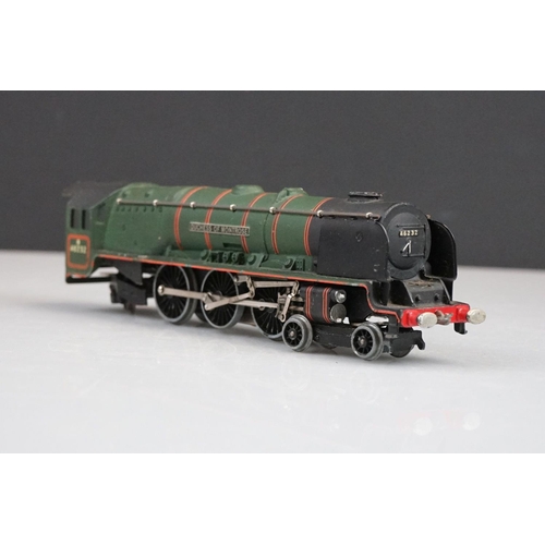 242 - Two boxed Hornby Dublo locomotives to include EDLT20 Bristol Castle and EDL12 Duchess of Montrose