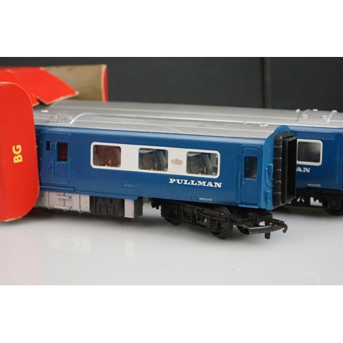 255 - Three boxed Triang / Hornby OO gauge locomotives to include R555 Diesel Pullman Motor Car Type 3 blu... 