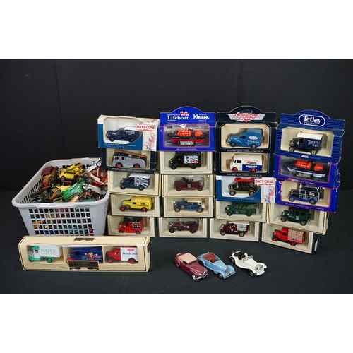 1113 - Around 20 boxed Lledo diecast models plus a collection of unboxed diecast models to include Matchbox... 