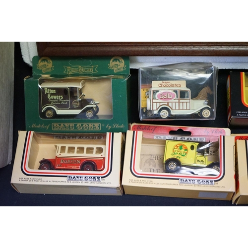 1155 - Boxed cased Matchbox Models of Yesteryear ltd edn Preston Tramcar diorama set (some parts loose) plu... 