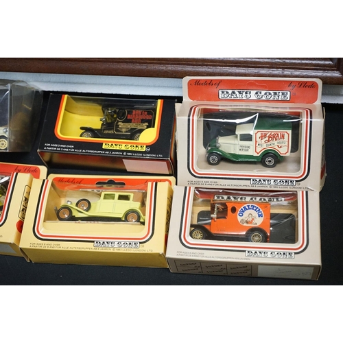 1155 - Boxed cased Matchbox Models of Yesteryear ltd edn Preston Tramcar diorama set (some parts loose) plu... 