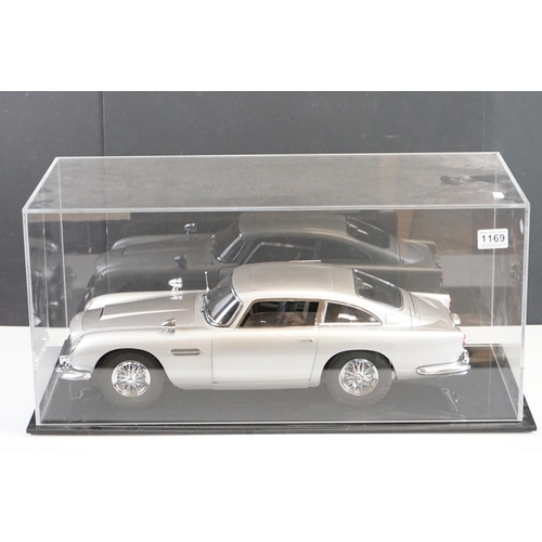 1169 - 1/8 Scale James Bond Aston Martin DB5 kit built diecast model, produced by Eaglemoss for home assemb... 