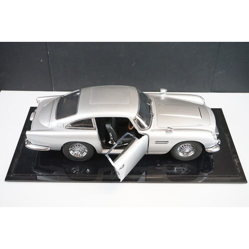 1169 - 1/8 Scale James Bond Aston Martin DB5 kit built diecast model, produced by Eaglemoss for home assemb... 