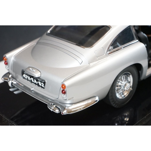 1169 - 1/8 Scale James Bond Aston Martin DB5 kit built diecast model, produced by Eaglemoss for home assemb... 