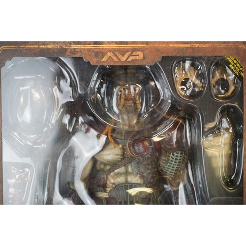 1359 - Boxed Hot Toys Alien VS. Predator 1/6th Samurai Predator in original shop box showing wear, figure v... 